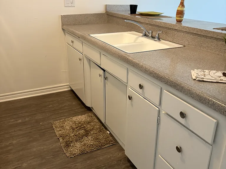 Touchwood 1bdrm kitchen w/bar