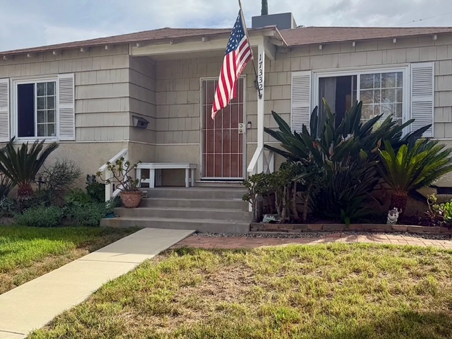 4bed/2bath Encino home in quiet friendly neighborhood--Large yard Pets welcome — Photo 1
