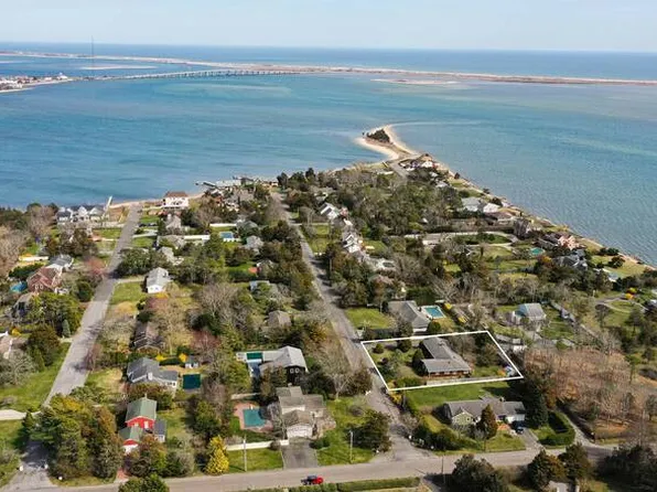 4 E Point Ln, Hampton Bays, NY 11946