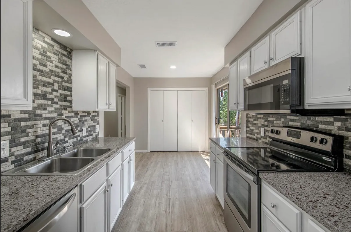 1202 Vinyard Ct — Photo 3