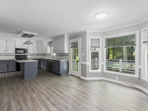 2094 Pembrooke Forest Dr, Winston Salem, NC 27106