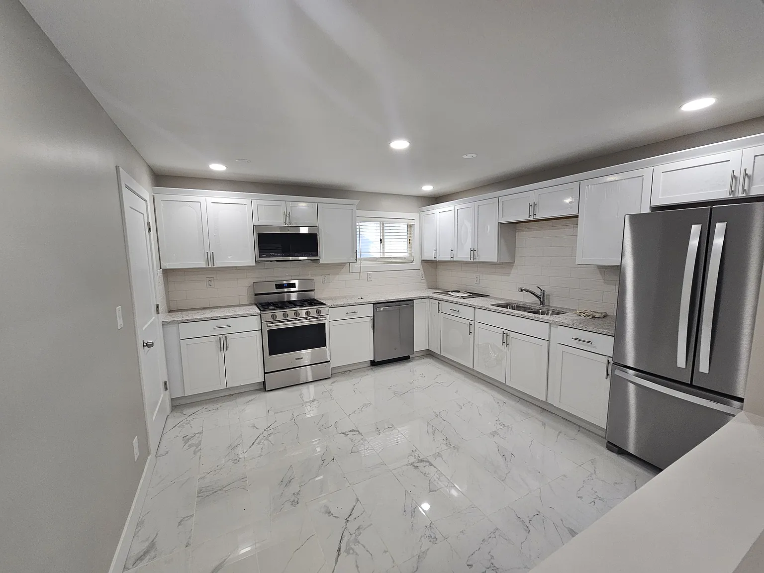 3 bed, 1027 sqft, $1,700 — Photo 3