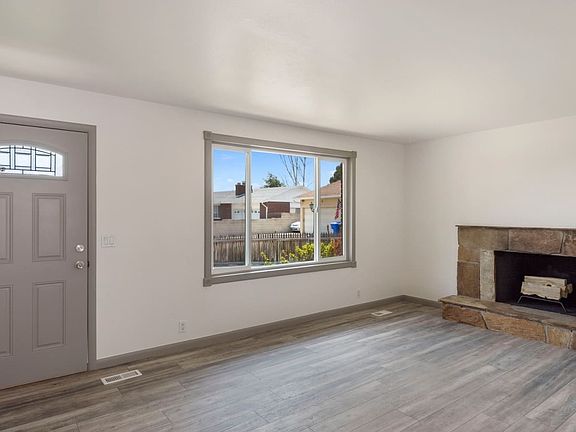 3rd image of 5040 W Niagara Cir