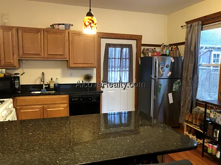 2 bed, 1.0 bath, $3,000 — Photo 2