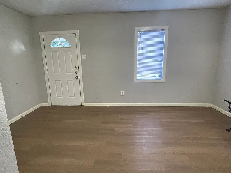 704 E Defee Ave — Photo 4