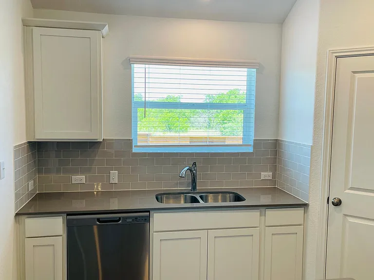 470 Jack Ryan St — Photo 11