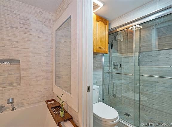 5th image of 3500 Mystic Pointe Dr APT 3807