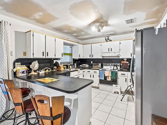 3rd image of 3069 SW 45th Street