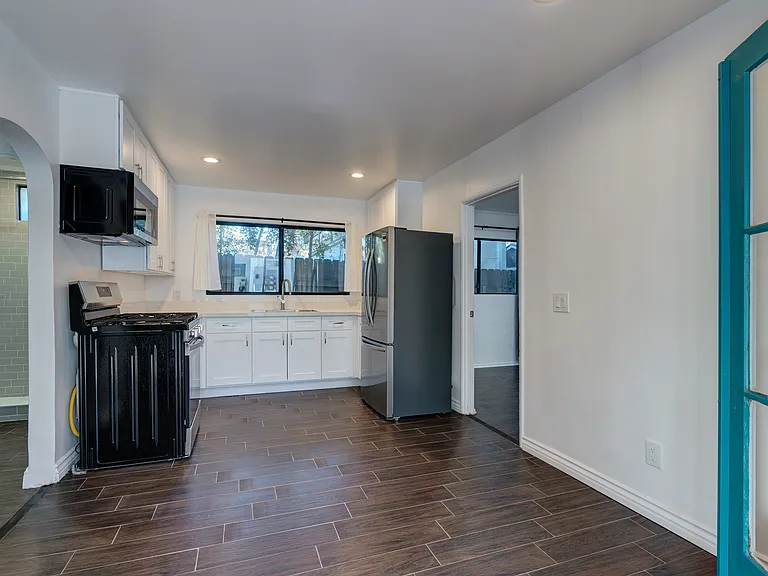 1476 N Wilson Ave — Photo 12