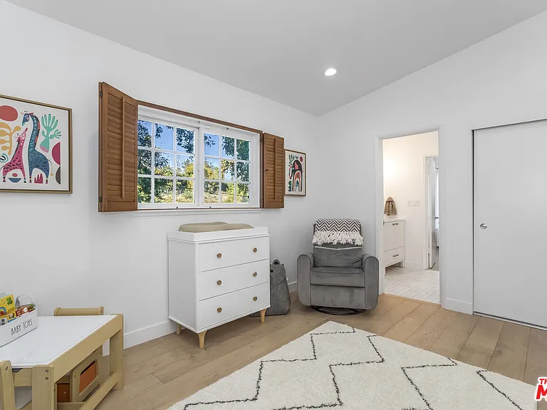 23826 Burbank Blvd — Photo 16