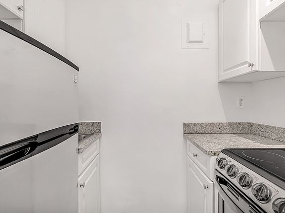 4th image of 24 5th Ave APT 422