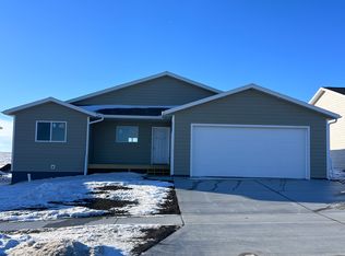 125 27th St NW, Watertown, SD 57201