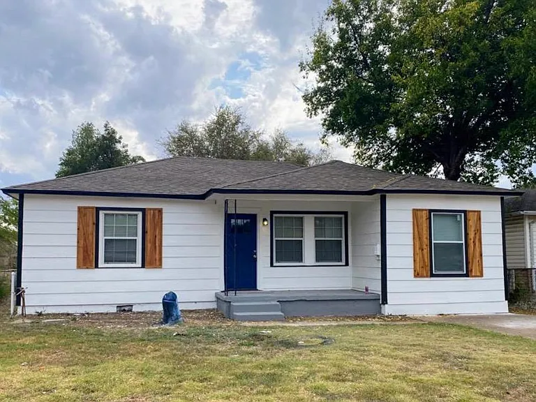 1212 NW Bessie Ave — Photo 1
