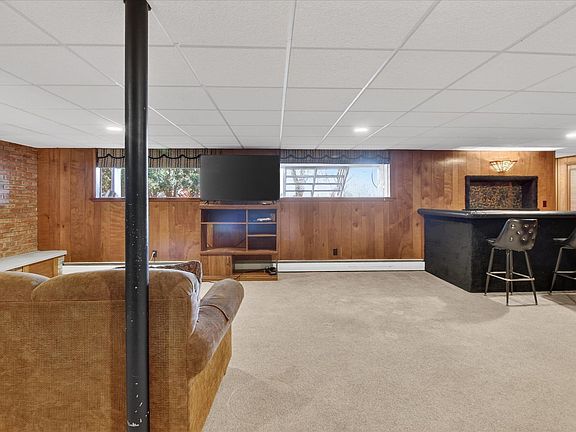 3rd image of 901 Riverview Dr