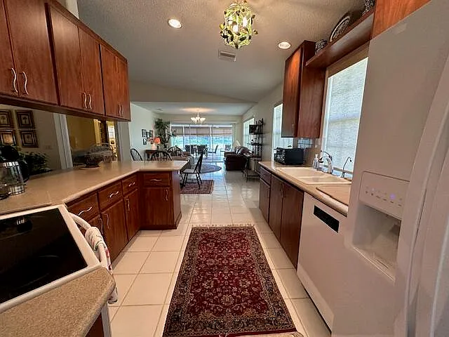 1880 SW Springfield Ct — Photo 5