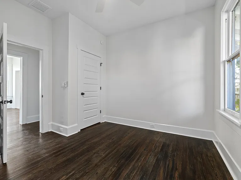 905 E Saint Clair St — Photo 13