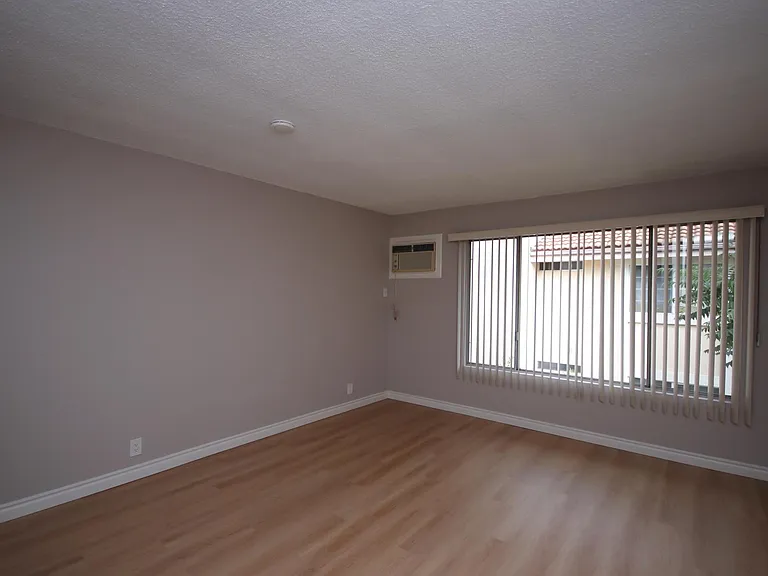 976 E Villa St #16 — Photo 4