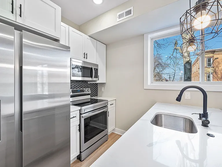 Gorgeous New Diamond St Construction Boasting Luxury Finishes — Photo 42