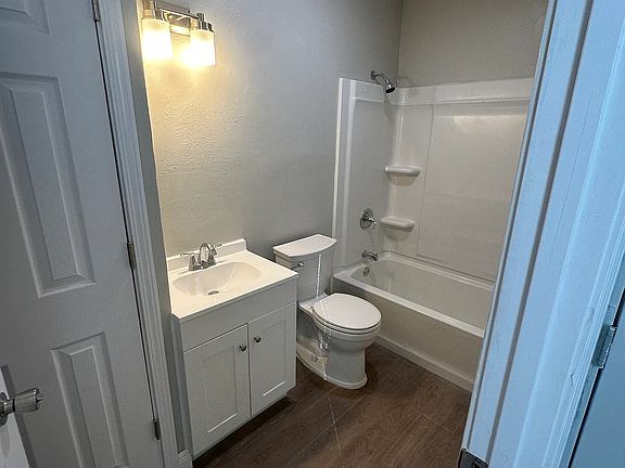 3rd image of 524 Boyd St