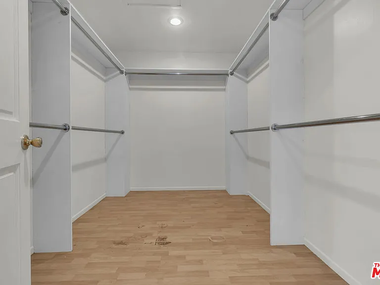 9322 Lasaine Ave — Photo 32