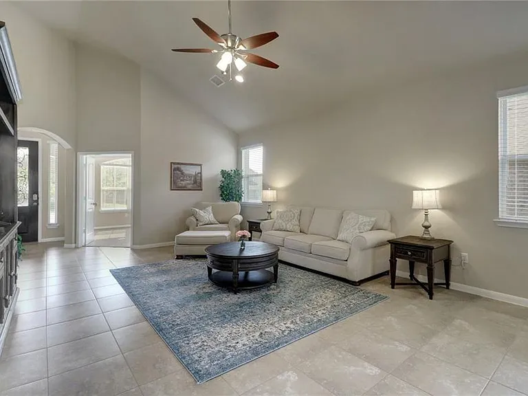 2433 Lyla Ln — Photo 3