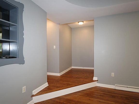 3rd image of 593 Sonny Ln