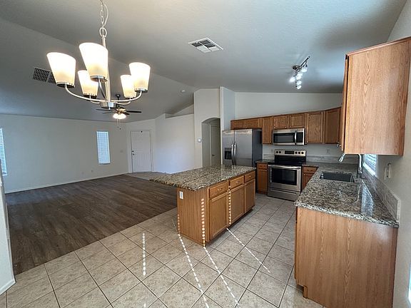 4th image of 2109 E Danbury Rd