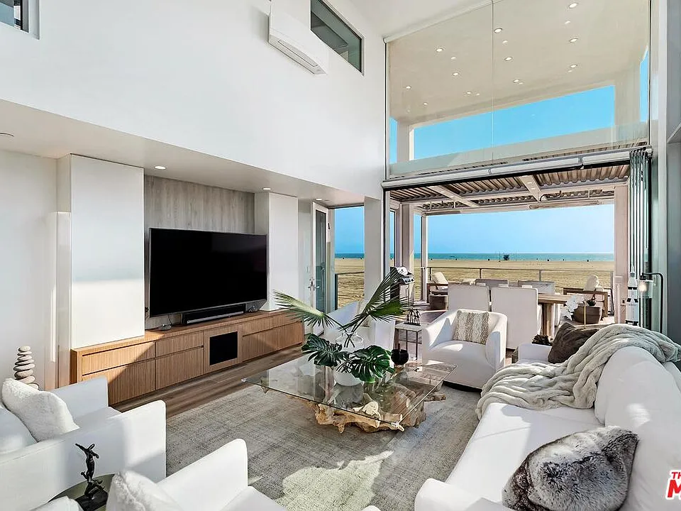 1255 Palisades Beach Rd