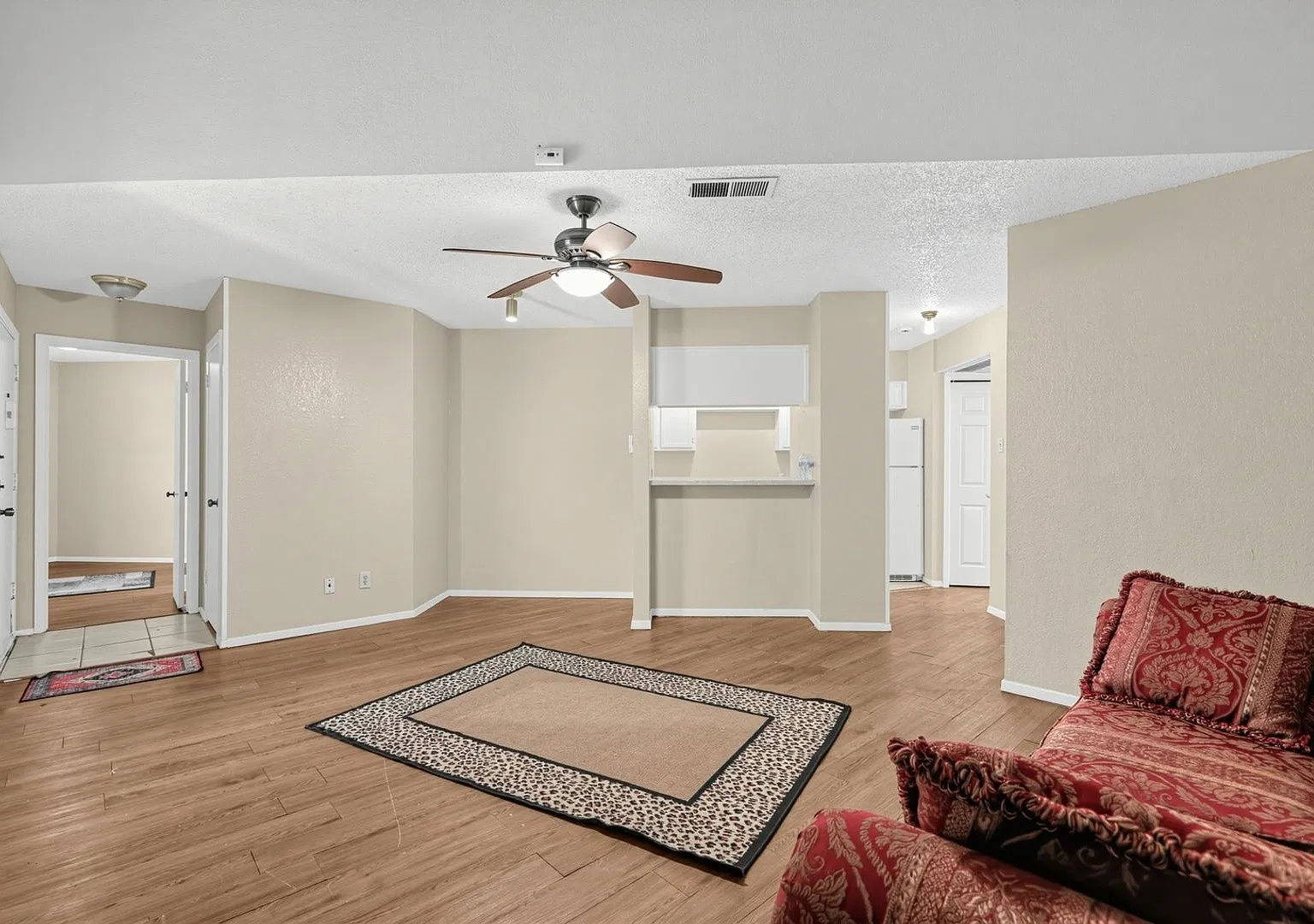 Charming 2BR 2Bath Condo in Arlington — Photo 3
