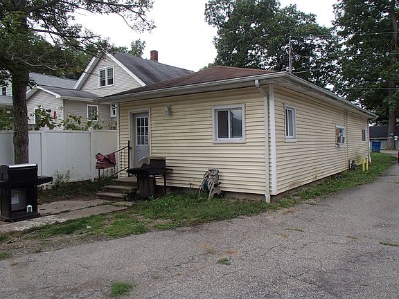 3rd image of 925 Woodland Bch