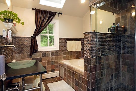 Spa Bathroom w/ Steamshower Vessel Basin Sink and Granite Tiles/Woven Floor