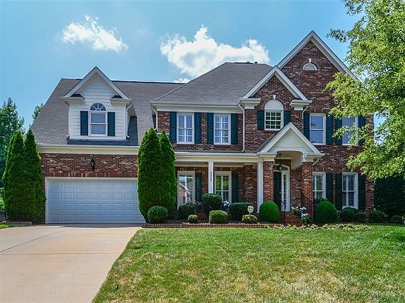 5 bedroom full brick beauty 