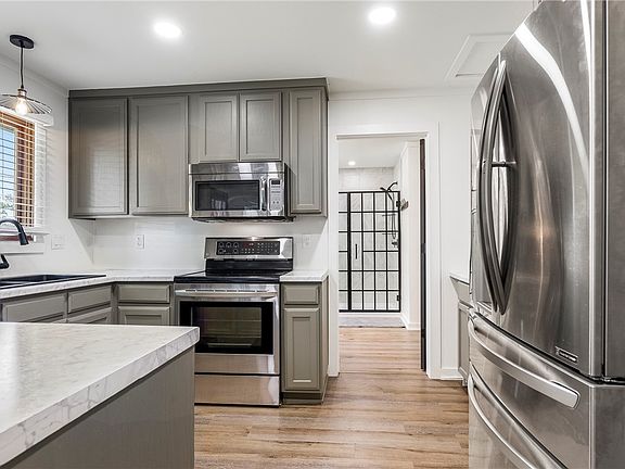 3rd image of 8 Coverack Ln
