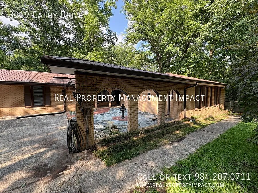 Private 1.3-Acre Retreat Near Downtown Durham Fully Updated 4-Bed 2-Bath Ranch — Photo 3