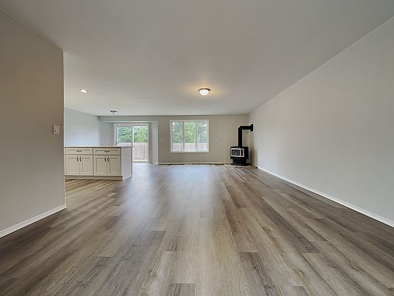 4th image of 9142 Deni Dr NE