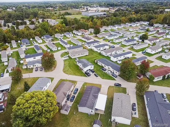 417 Saddle Dr, Grand Blanc, MI 48439