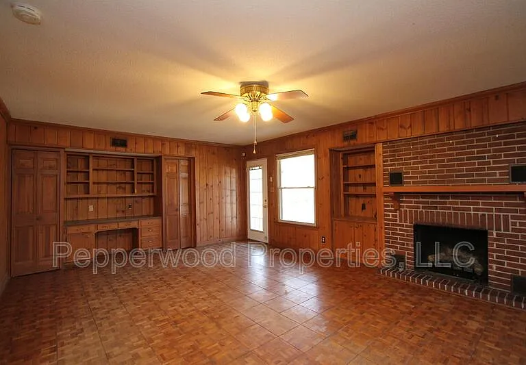 327 N Park Dr — Photo 17