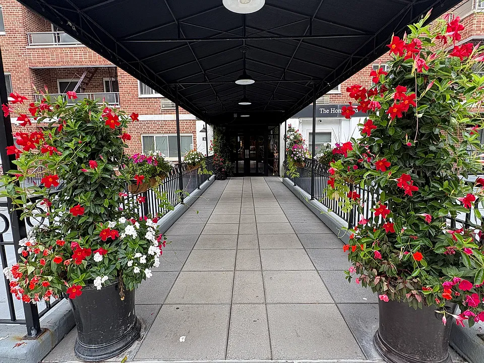 E Hartsdale Ave