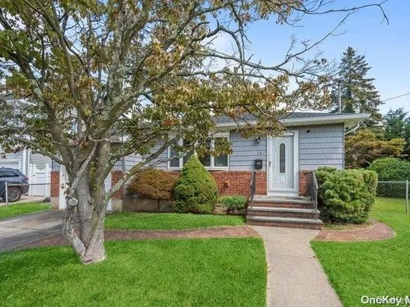 13 4th Avenue, Massapequa Park, NY 11762