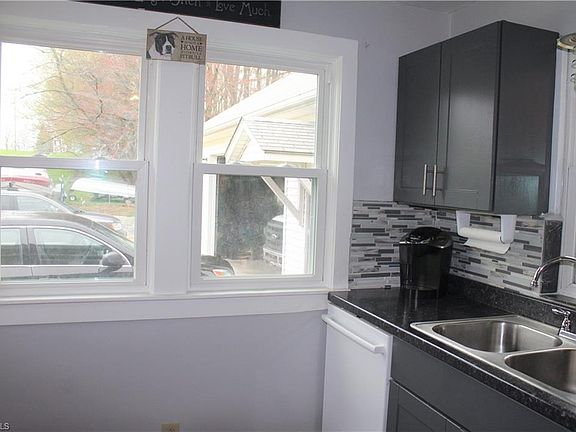 5th image of 401 Ash St
