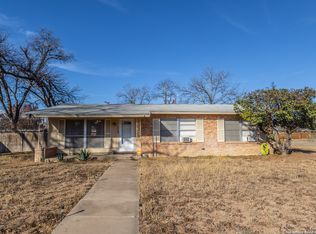 200 W Pecos St, Uvalde, TX 78801