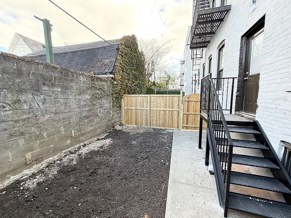 1st image of 2075 E 16th St #1R