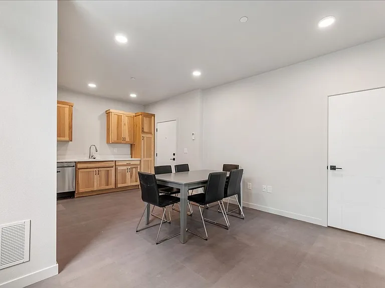 241 SE 80th Ave #103 — Photo 12