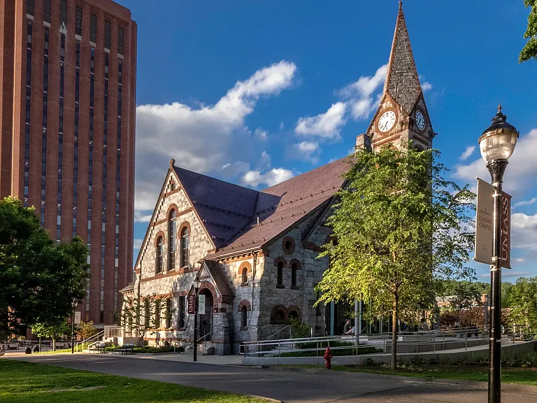 Just a stone's throw from UMASS Amherst, Alpine Commons is only 2 miles from campus bringing you the ultimate convenience. Study hard, procrastinate a little, sleep in, and live it up! Campus is just minutes away!