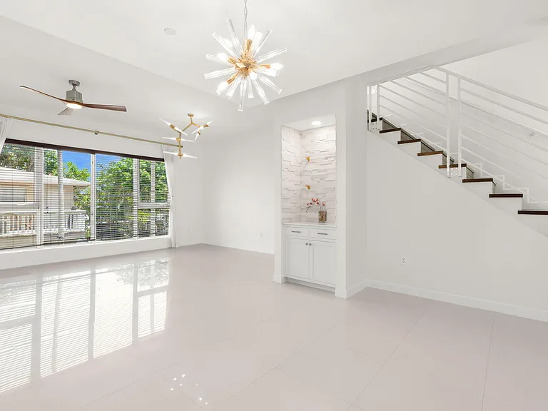 622 NE 10th Ave — Photo 25