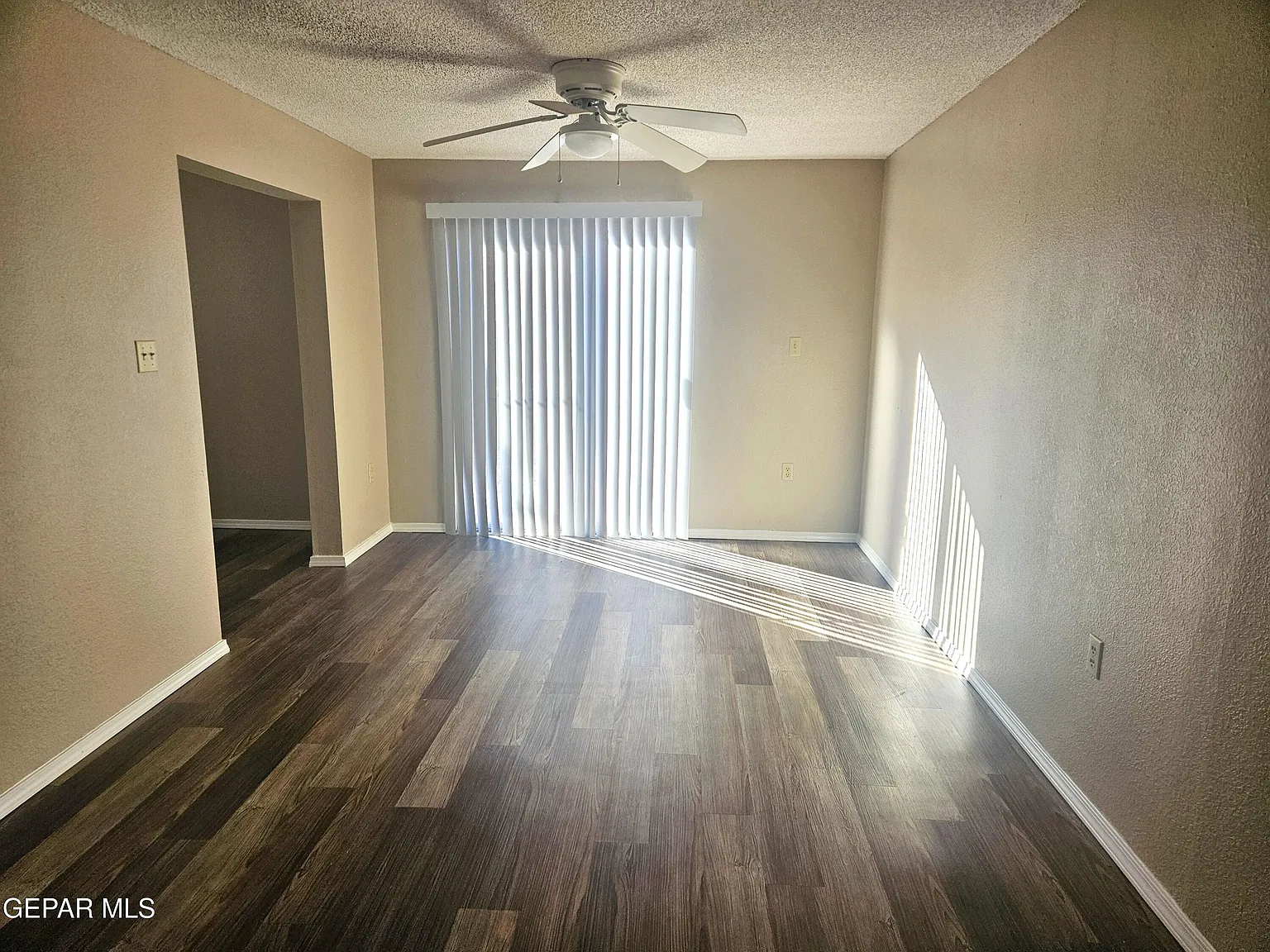 3 bed, 2.0 bath, 1101 sqft, $1,300 — Photo 2