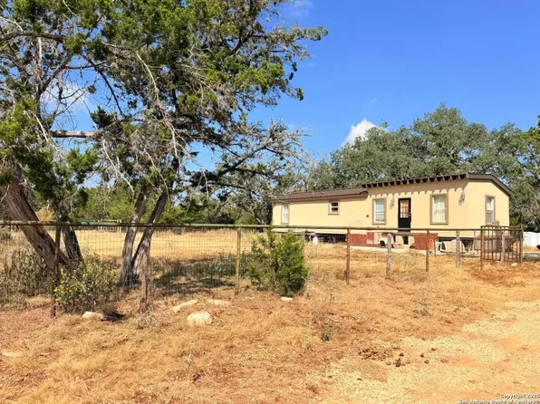 230 Juniper Ln, Pipe Creek, TX 78063