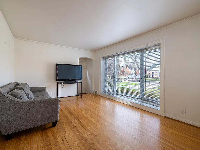 1423 Hollywood Ave — Photo 3
