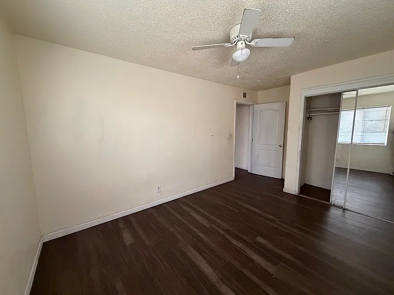 921 W Houston Ave — Photo 9