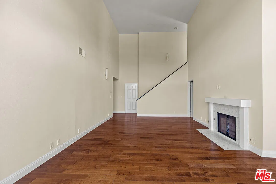 3 bed, 2.0 bath, 2424 sqft, $6,500 — Photo 2